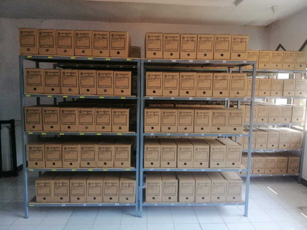 Map tersusun di rak arsip